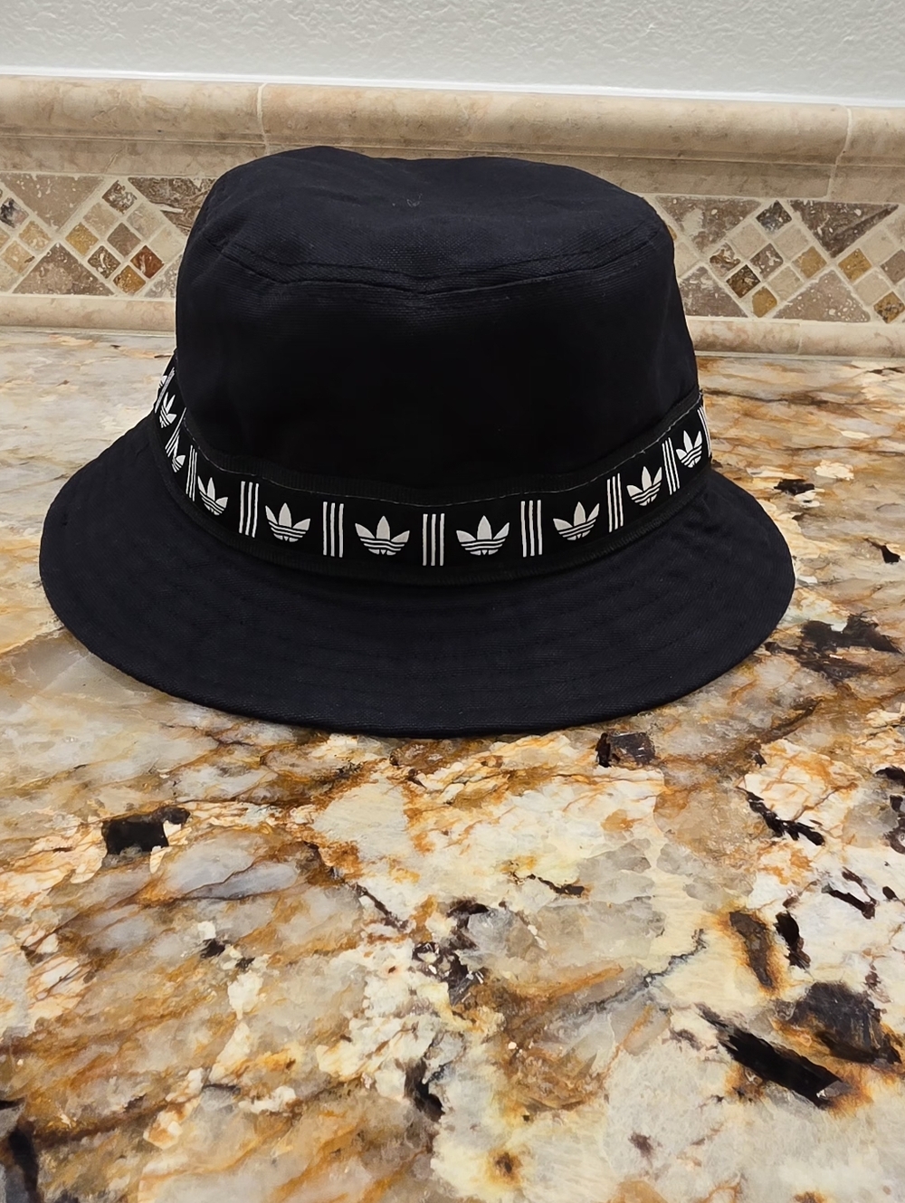 Adidas Originals Bucket Hat in black with a white trefoil patterned band OS - Picture 4 of 5